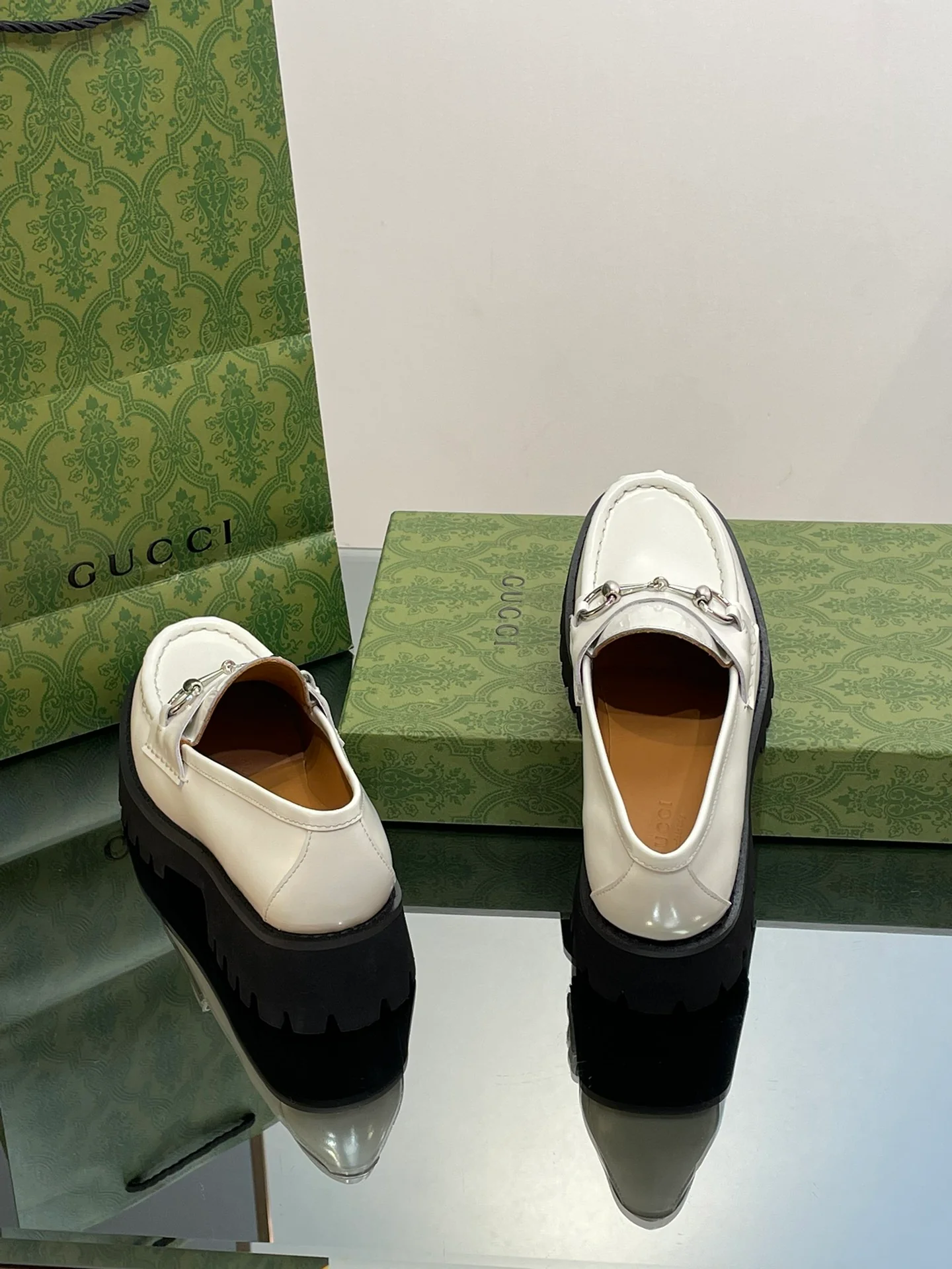 Лоферы Gucci 2024 на платформе с серебряной пряжкой и пряжкой в ??виде конской уздечки - белые