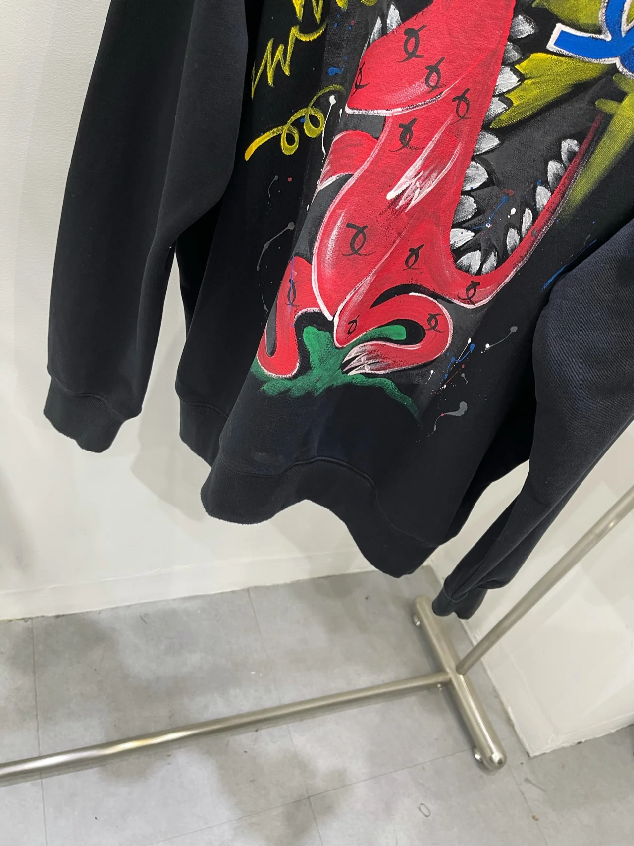 Chanel 2403 - Толстовка с круглым вырезом и рисунком динозавров на спине