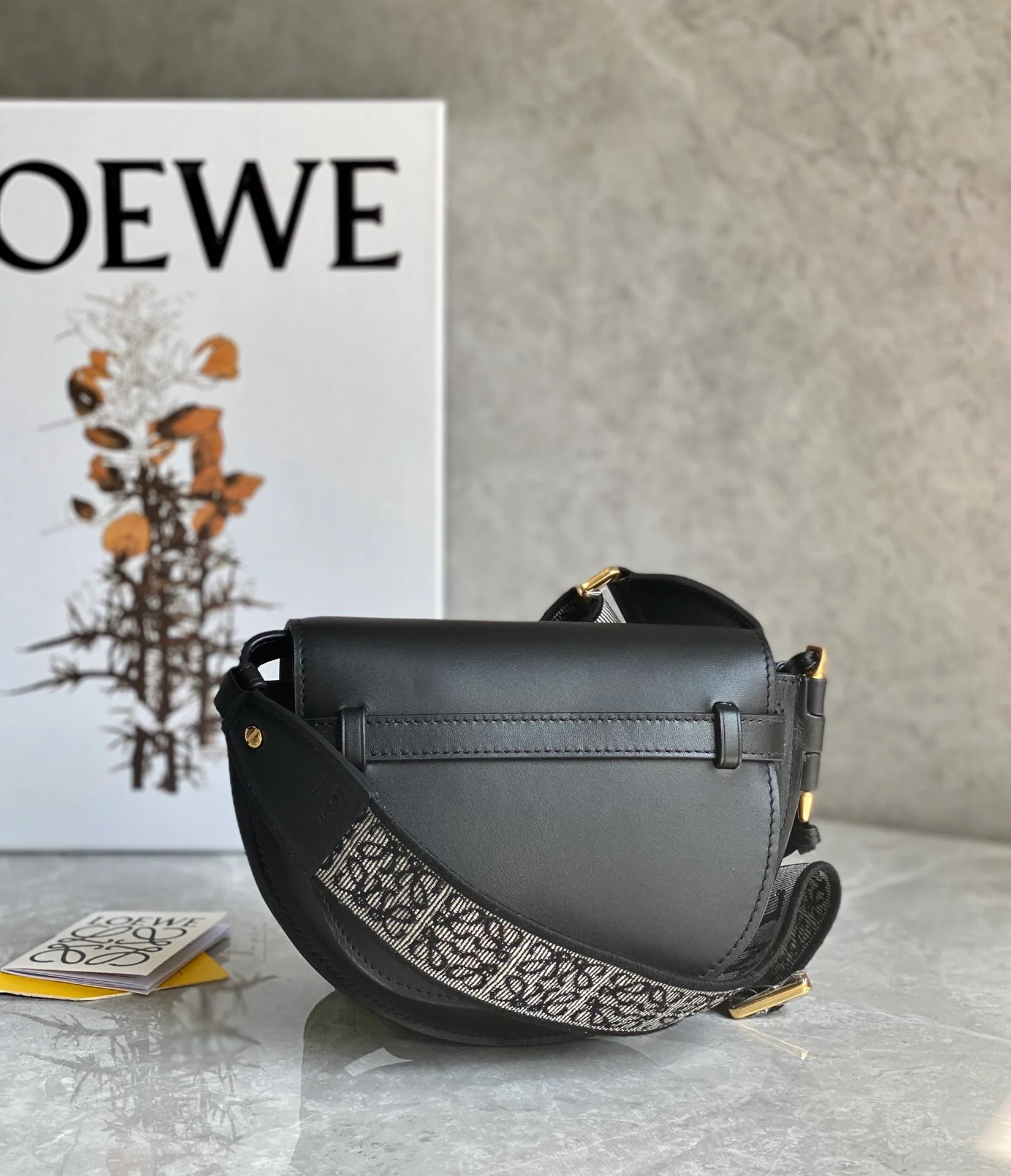 Сумка Loewe Gate Mini 21x125x95 см с широкими плечевыми ремнями и надписью - 2 шт.