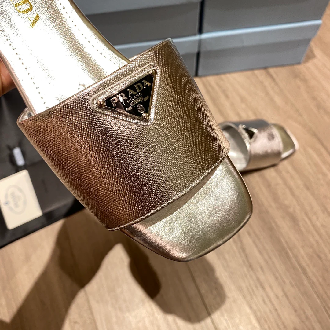 Prada - Золотистые блестящие тапочки