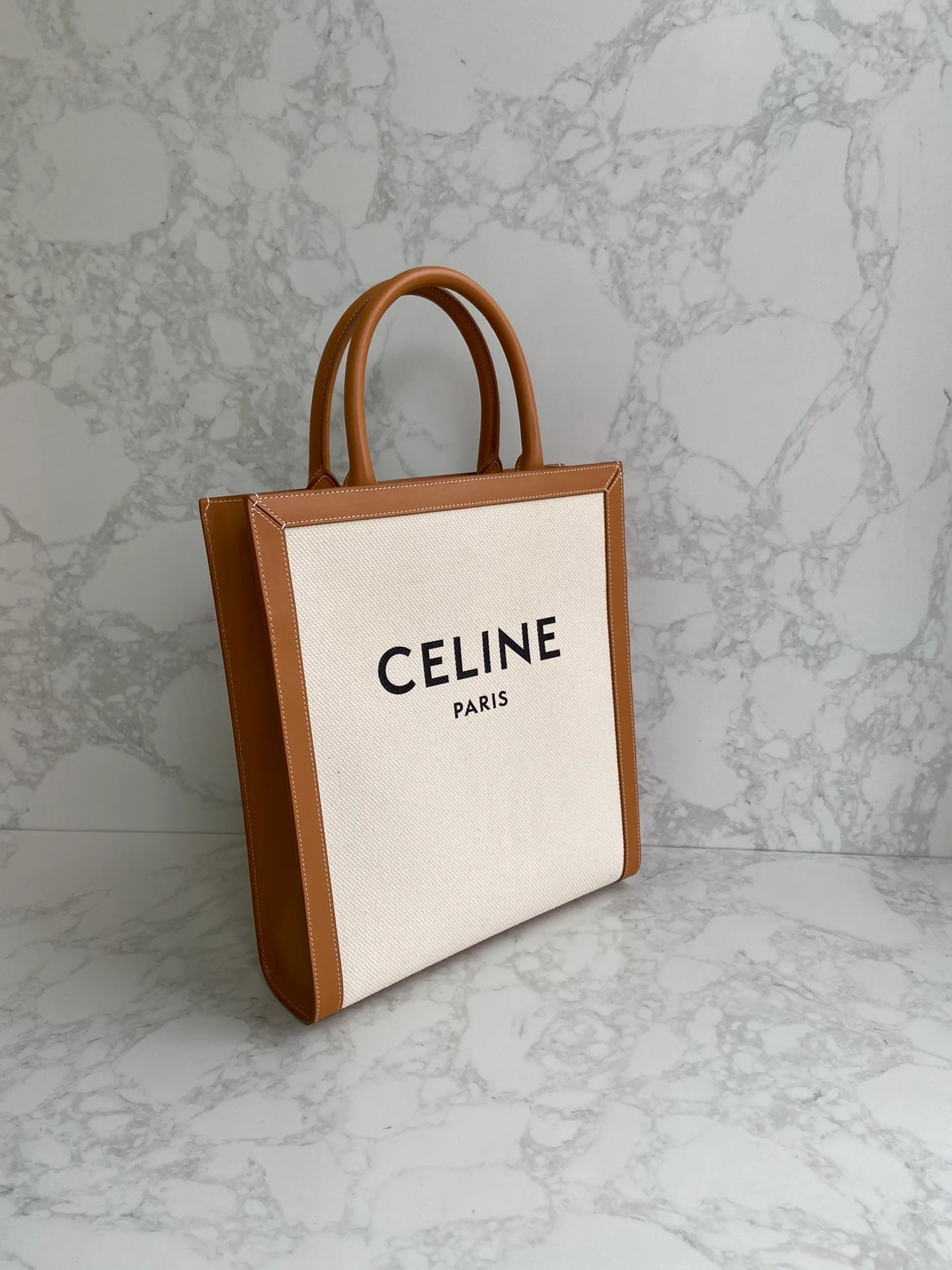 Вертикальная сумка Celine Cabas из канваса с принтом и телячьей кожи.