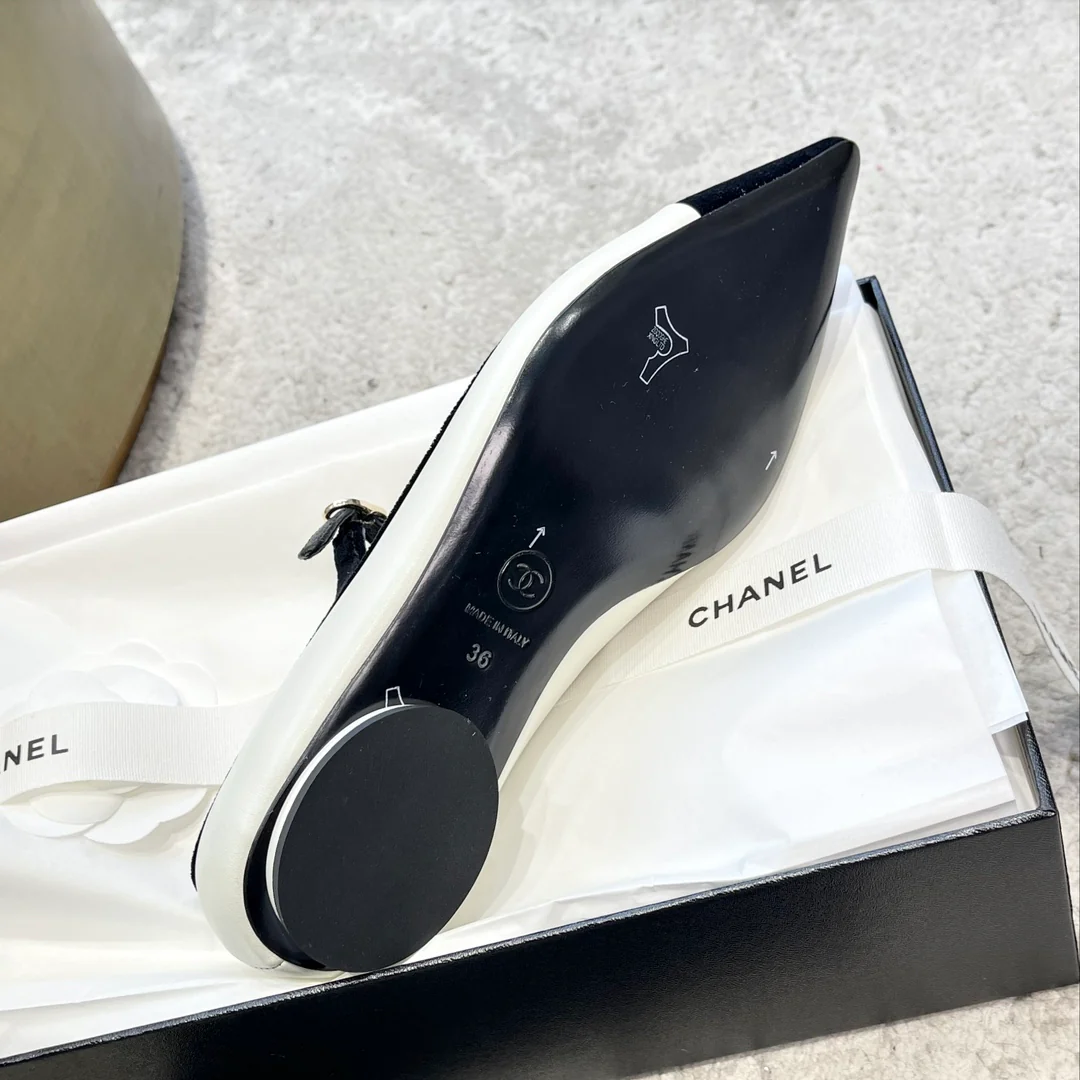 Новинка весны 2023 года от Chanel — туфли-мэри-джейн с острым носком.