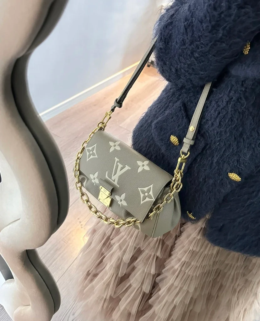 m46596-LV-pochette-metis-east-west-beige