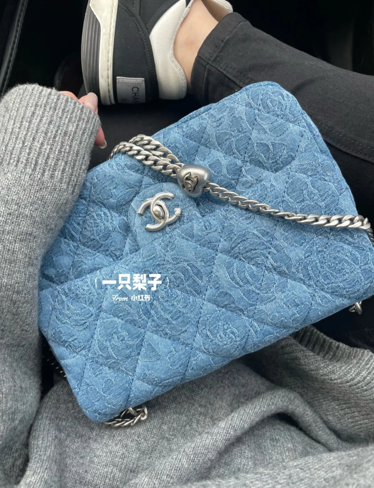 Коллекция Chanel Весна/Лето 2023 - Джинсовый узел в форме сердца с камелией - Квадратный - Светло-голубая серебряная пряжка - 24 см