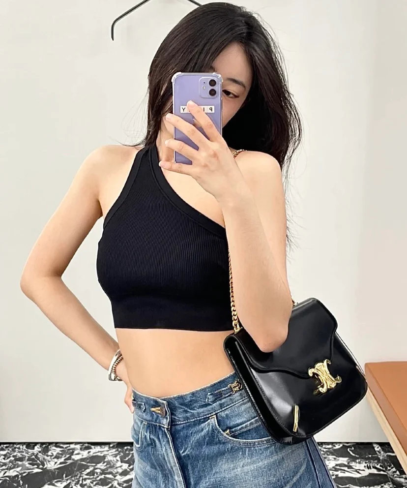 Коллекция Celine осень 2022 - Кожаная сумка Besace на цепочке - Черная