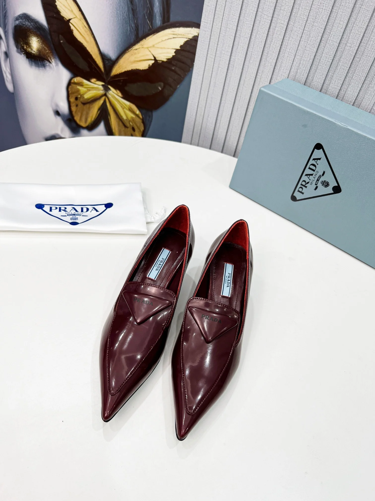 Новинки Prada весна/лето 2022 - Туфли на невысоком каблуке с острым носком - 1