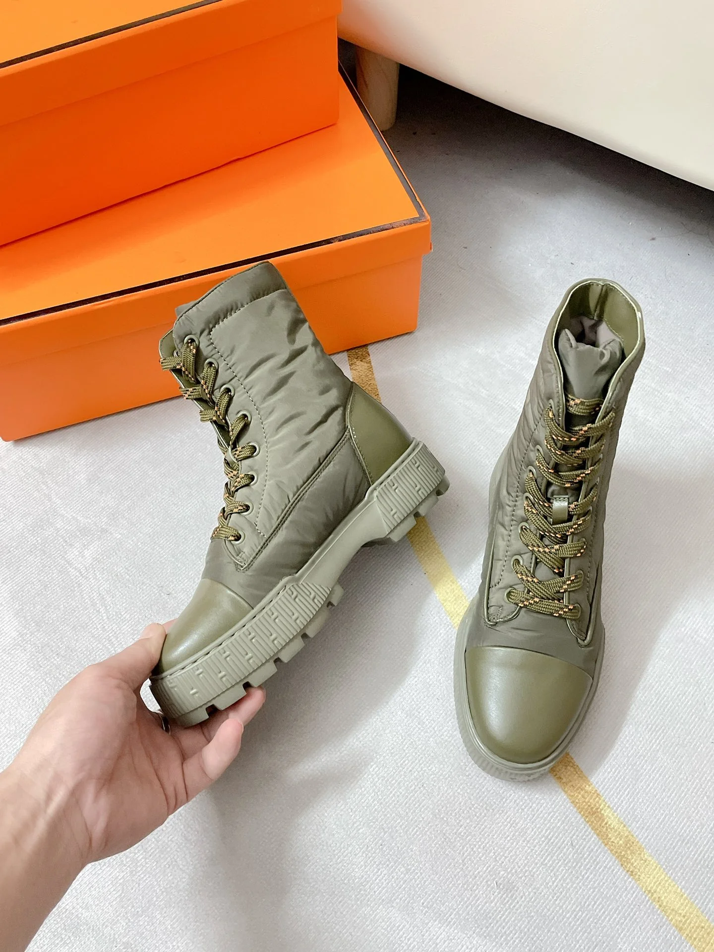 Новинка сезона осень/зима 2022 от Hermes — высокие кожаные сапоги.