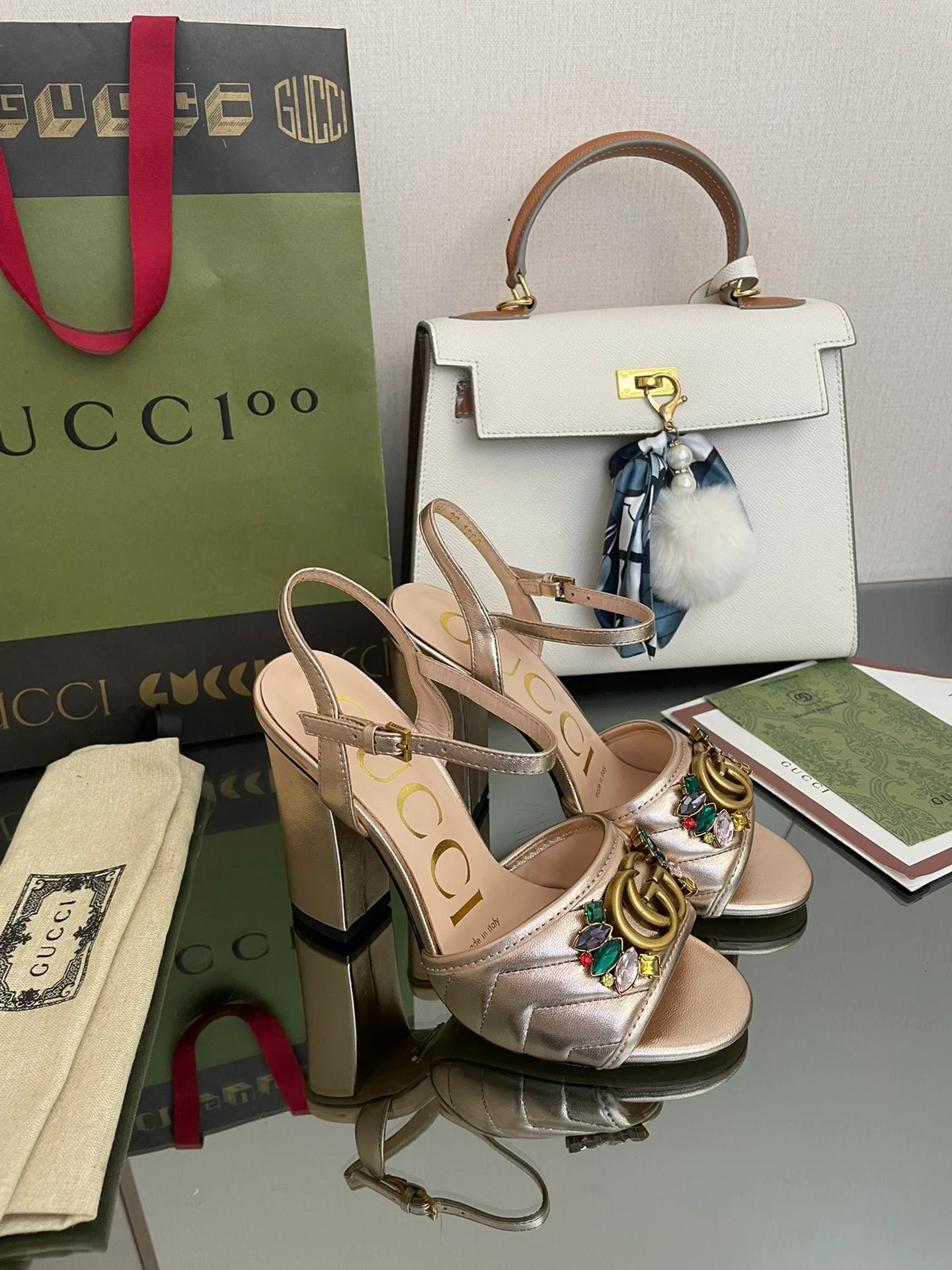 Босоножки Gucci 2022 на высоком каблуке, украшенные стразами.