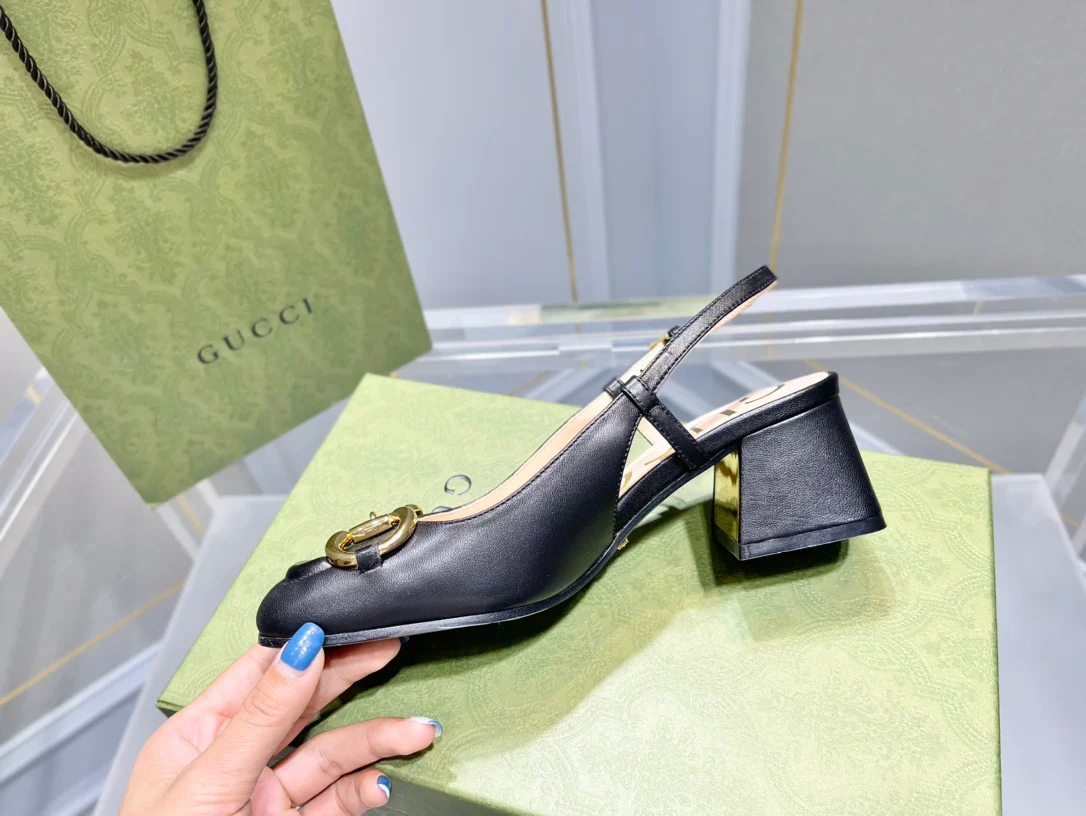 Весенняя коллекция Gucci 2021 — Босоножки на массивном каблуке с пряжкой в ??виде конской уздечки — 1