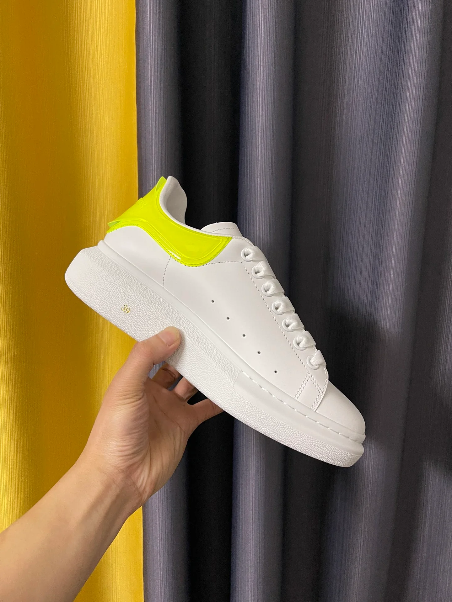 Классические белые кроссовки McQueen - унисекс - флуоресцентно-желтый каблук из искусственной кожи - премиум-издание