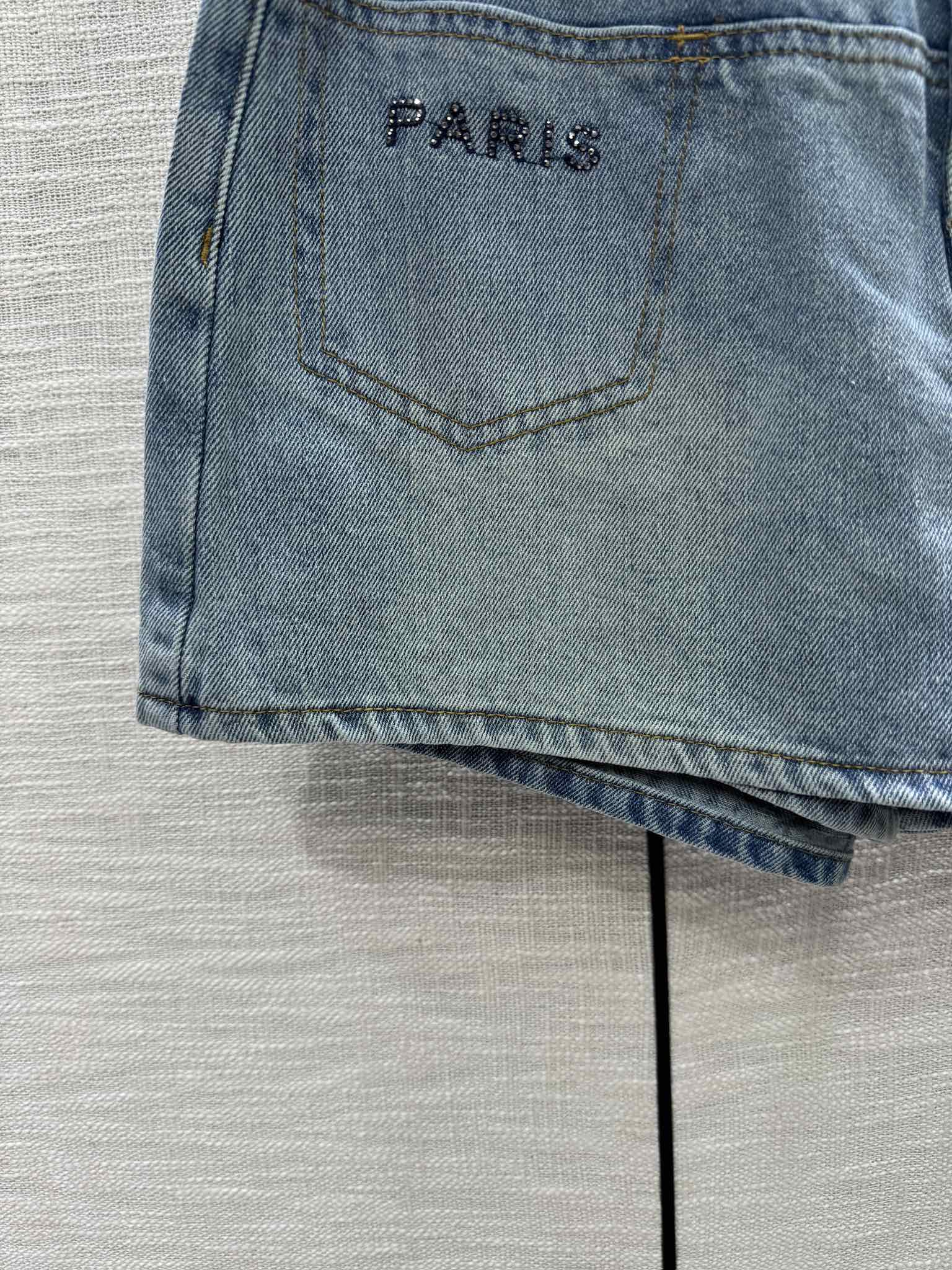 Джинсовые шорты Celine 2404 с двумя карманами