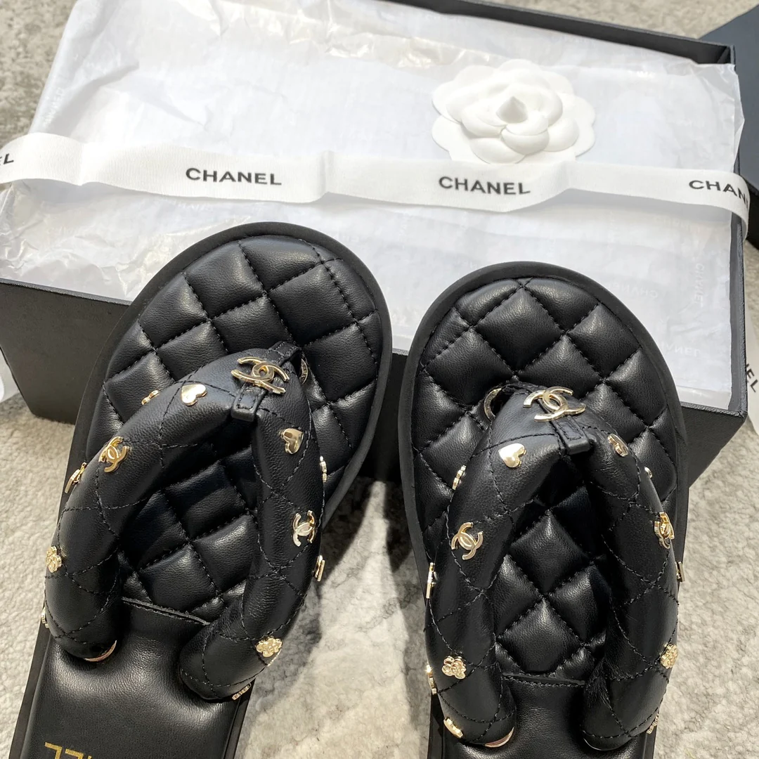 Новинка сезона весна/лето 2023 от Chanel — черные шлепанцы.
