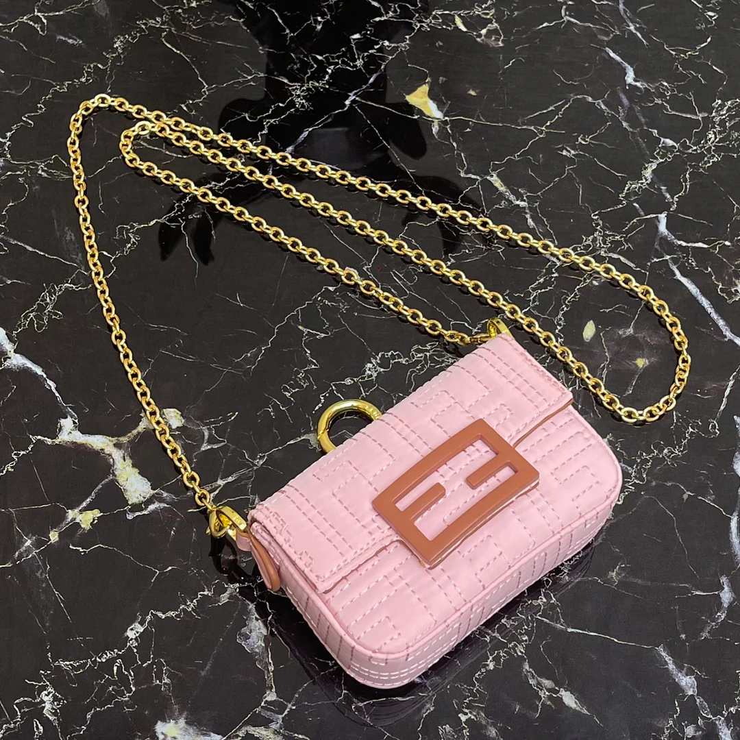 Маленький розовый нано-багель Fendi Baguette