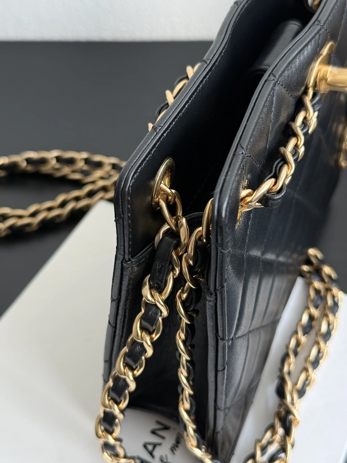 Винтажная квадратная вечерняя сумка Chanel из 24-каратного золота - черная.