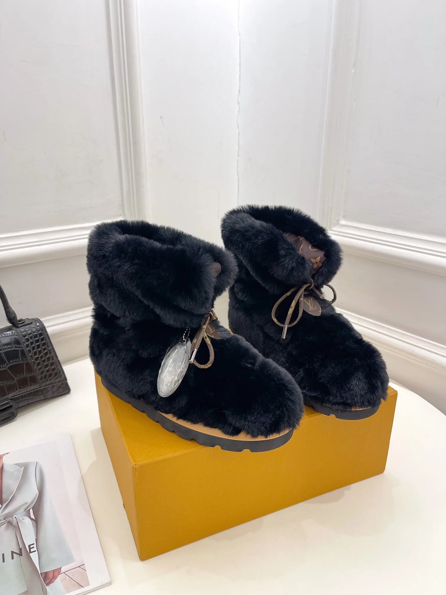 LV - Новинка сезона осень/зима 2022 - Пуховые сапоги с мехом