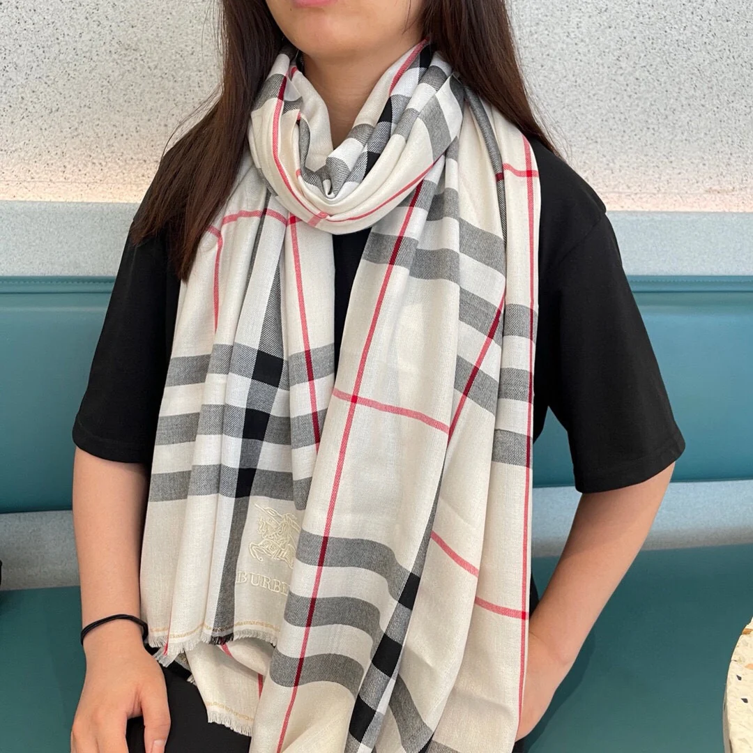 Классический клетчатый шарф Burberry 2024 года