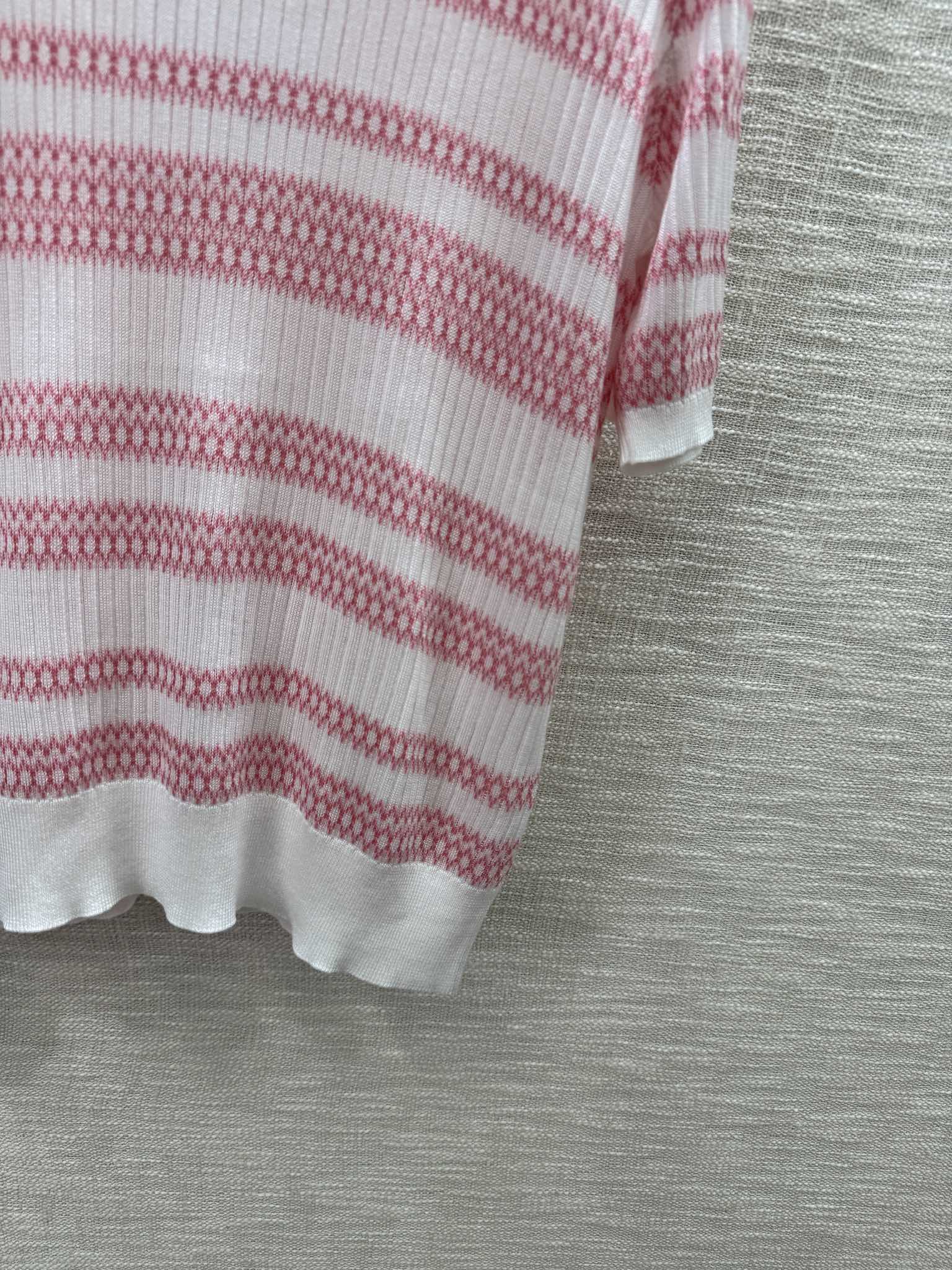 Chanel 2404 - Вязаный топ с короткими рукавами в полоску, выполненный в стиле колор-блок — красный и белый.