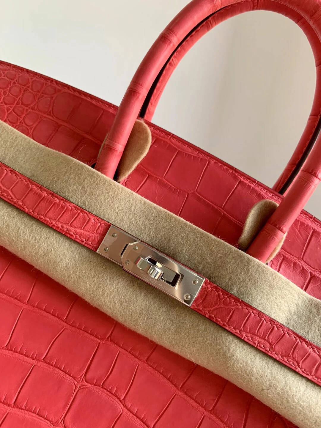 Сумка Hermes Birkin 25 из кожи американского аллигатора, формат A5, ручка из крокодиловой кожи, азалия, серебряная пуговица.