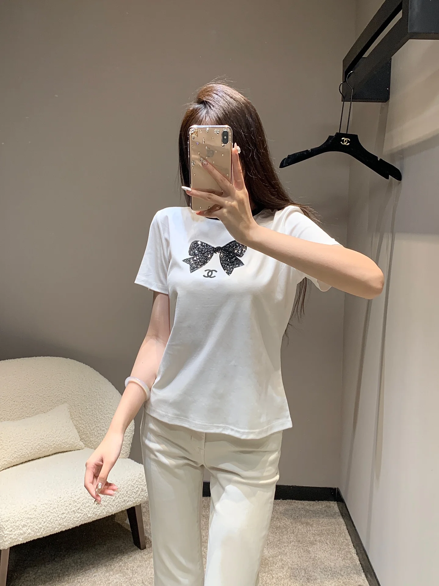 Футболка Chanel 2403 с коротким рукавом и вышитым бантом из пайеток