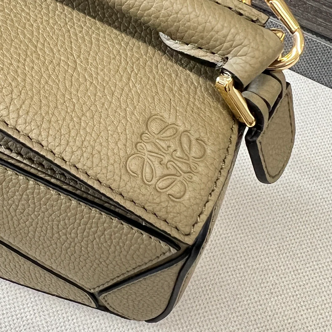 Сумочка Loewe Grain Leather Puzzle Handbag Mini Artichoke Green из зернистой кожи.
