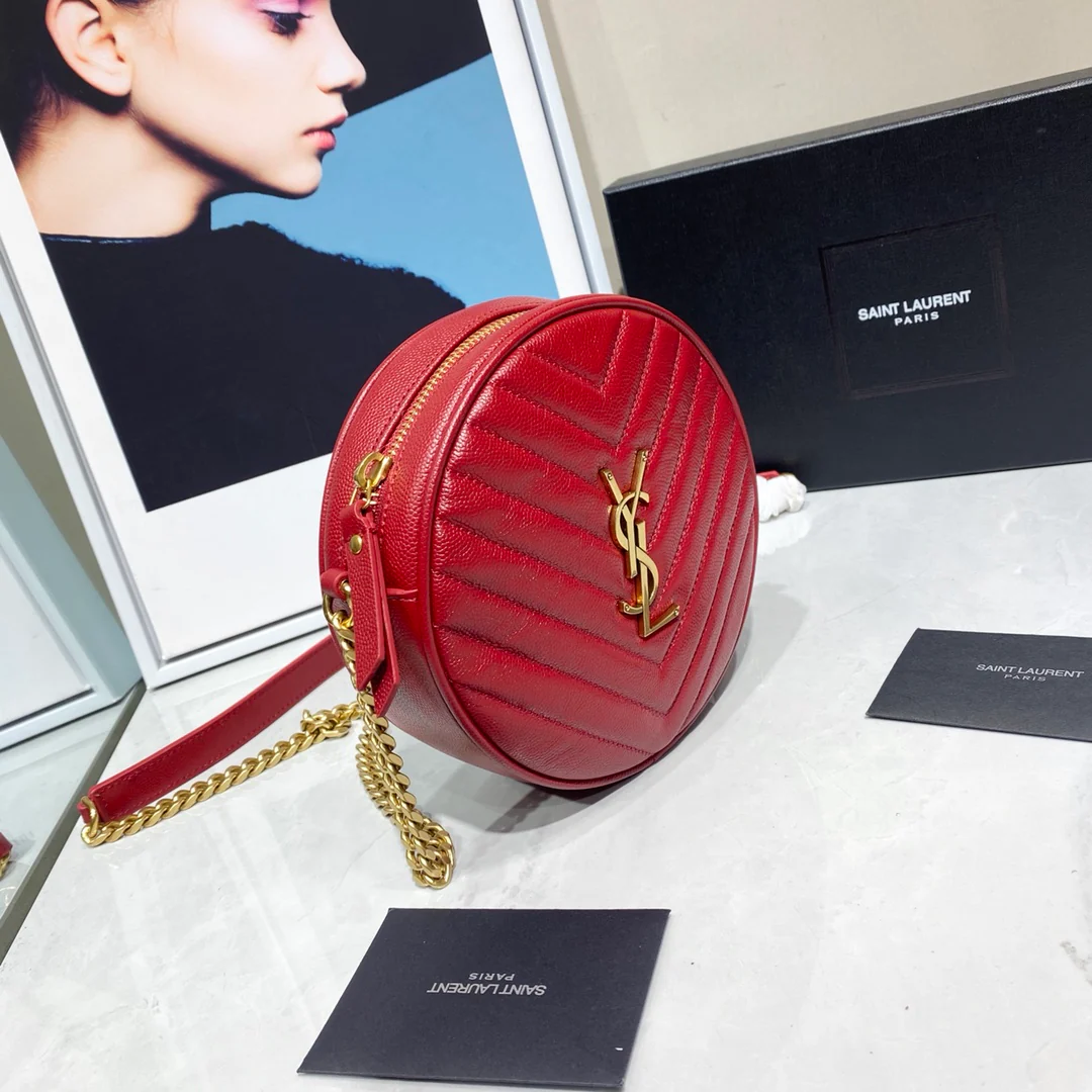 Маленькая круглая сумка YSL Vinyle - красная с золотой фурнитурой.