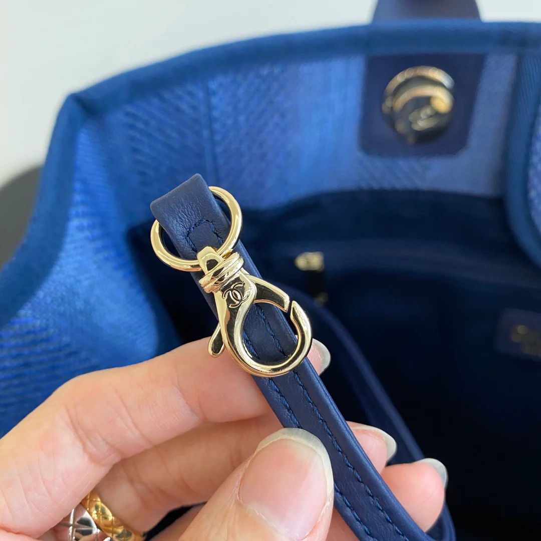 Большая пляжная сумка Chanel в темно-синюю полоску