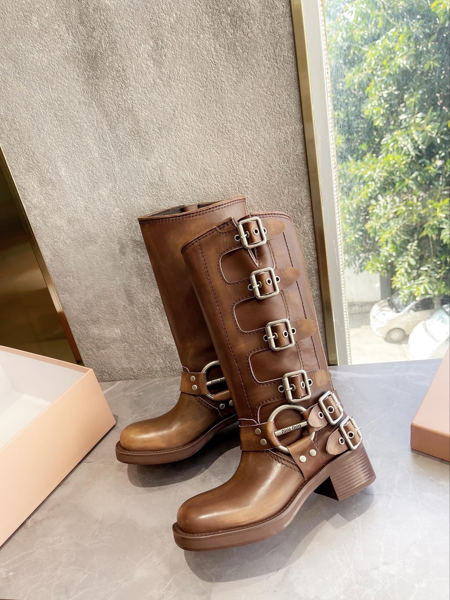 Новинка осенне-зимней коллекции Miu Miu 2022 — сапоги в стиле вестерн — коричневые.