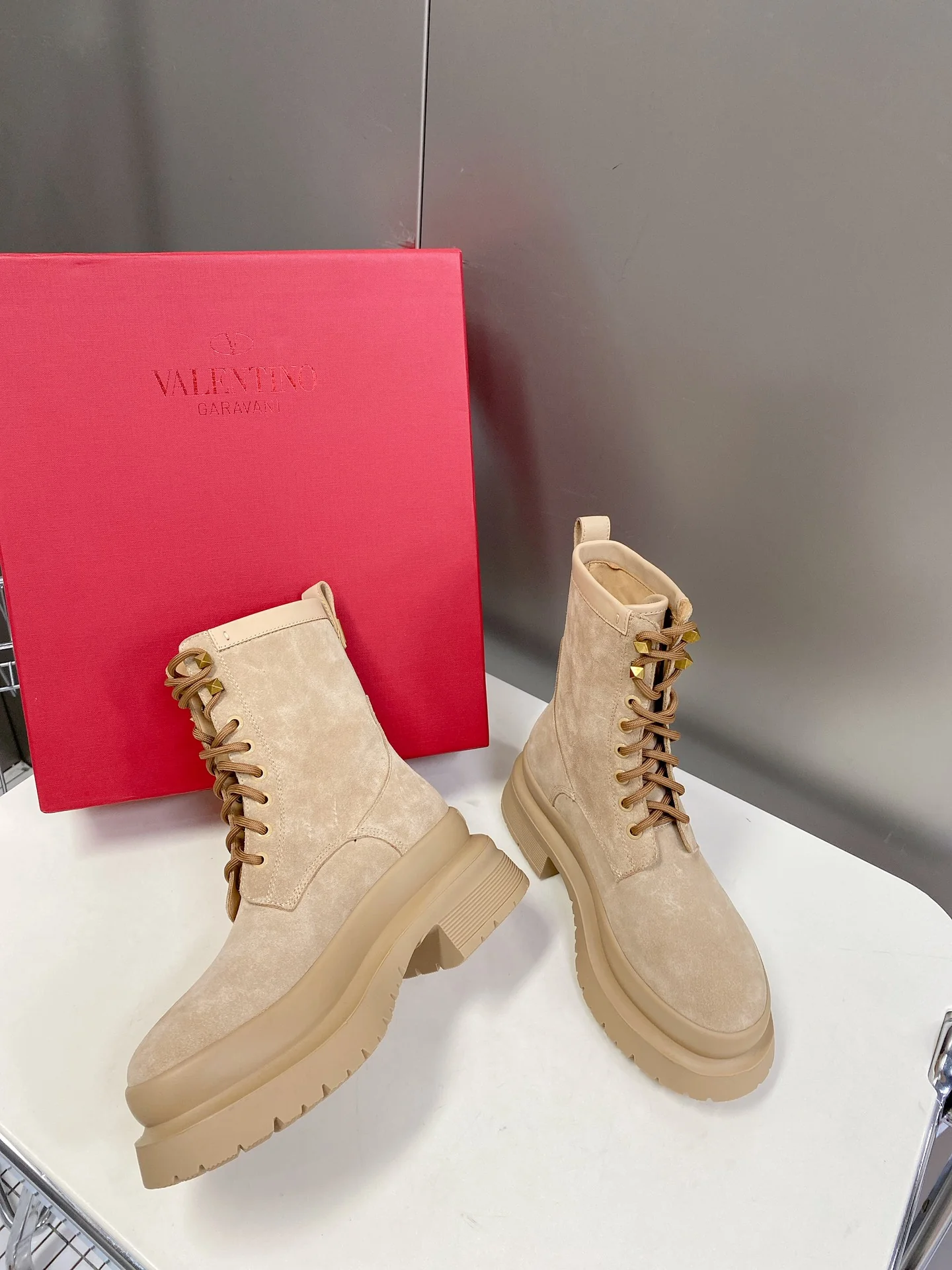 Новинка сезона осень/зима 2022 от Valentino — ботинки Martin в британском стиле.