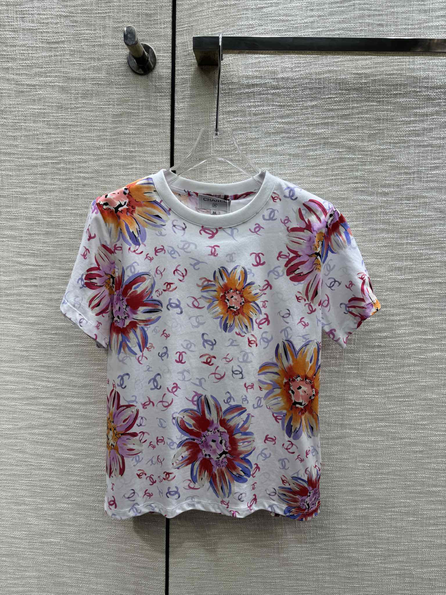 Футболка в стиле Chanel - 2403 - с круглым вырезом и короткими рукавами, с цветочным принтом Double C - белая