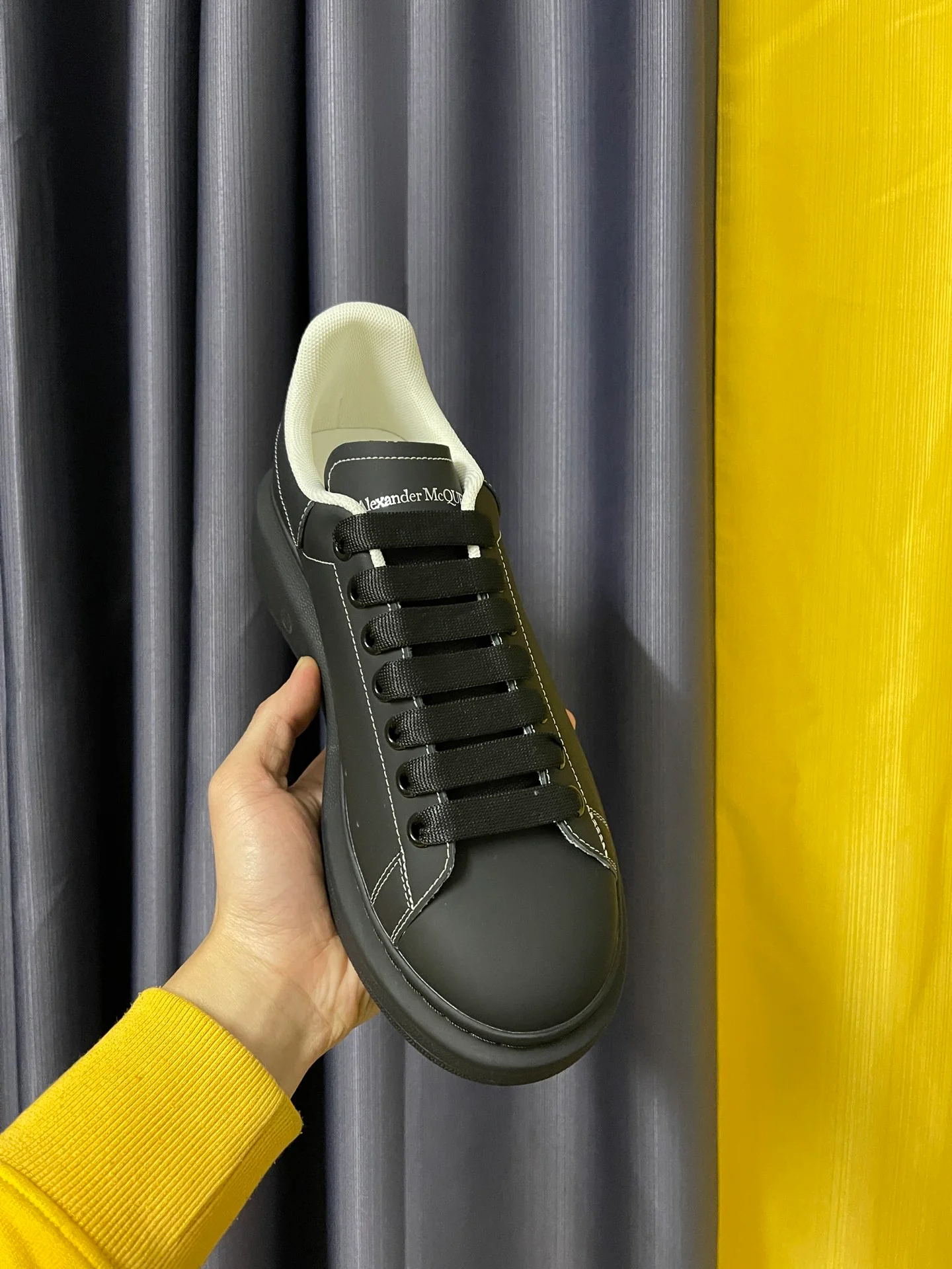 Классические белые кроссовки McQueen - унисекс - черные с белой строчкой - премиум-версия