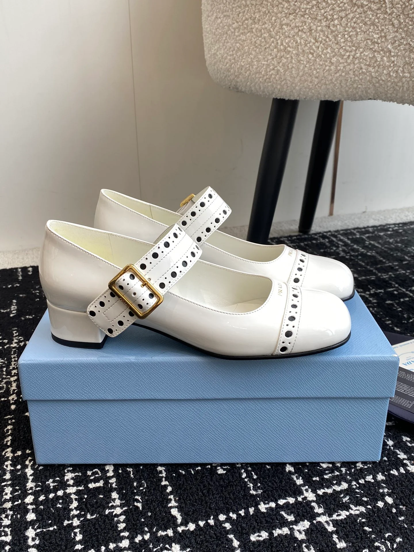 Туфли-мэри-джейн Prada 2024 в стиле ретро - белые