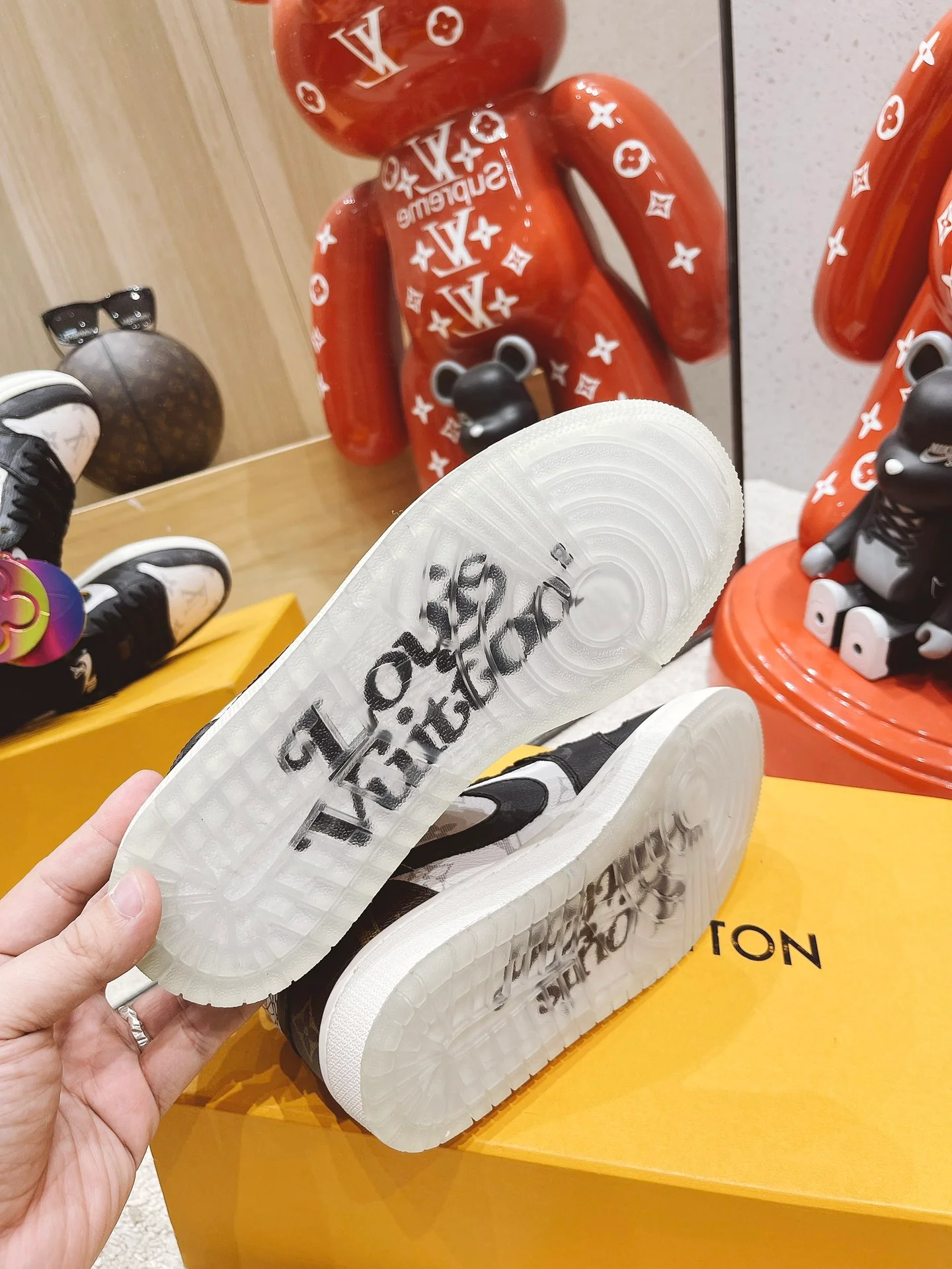 Обувь LV — обувь, созданная в сотрудничестве LV и Nike.