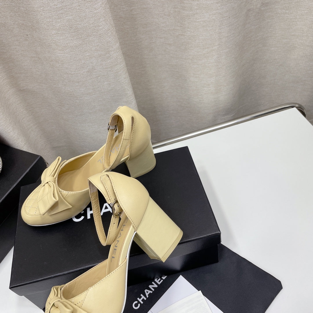 Chanel - Туфли на массивном каблуке с закрытым носком