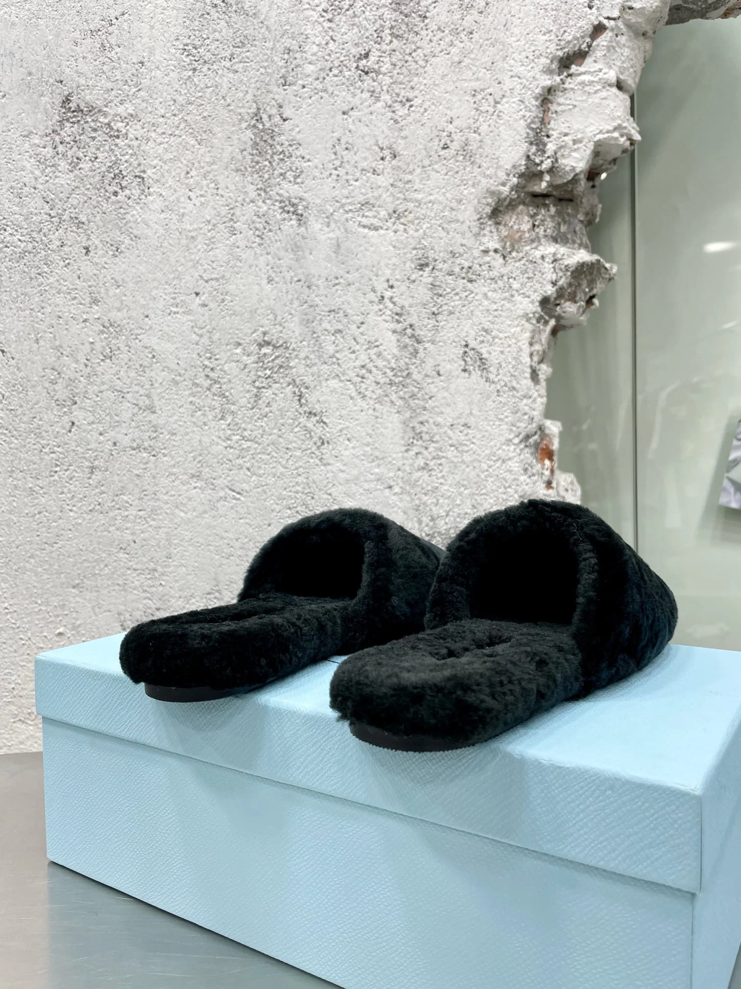 Новинка сезона осень/зима 2022 от Prada — Пушистые балетки — Стиль знаменитостей