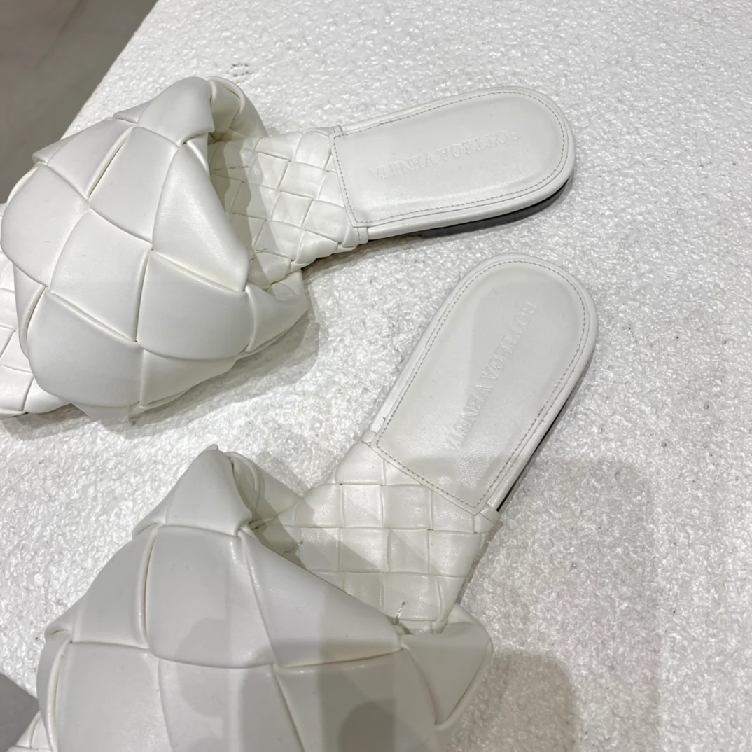 Новинка сезона весна/лето 2021 от BV - Плоские плетеные тапочки - Белые