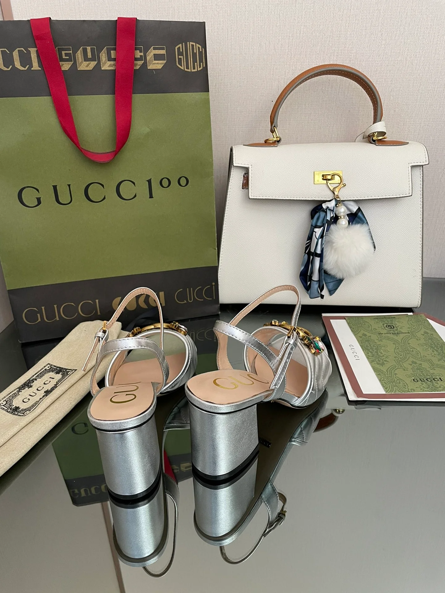 Босоножки Gucci 2022 на низком каблуке, украшенные стразами.