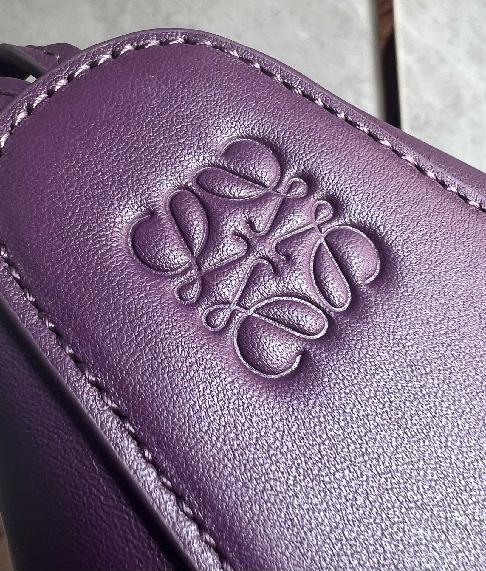 Сумка-хобо Loewe Hammock, фиолетовая.