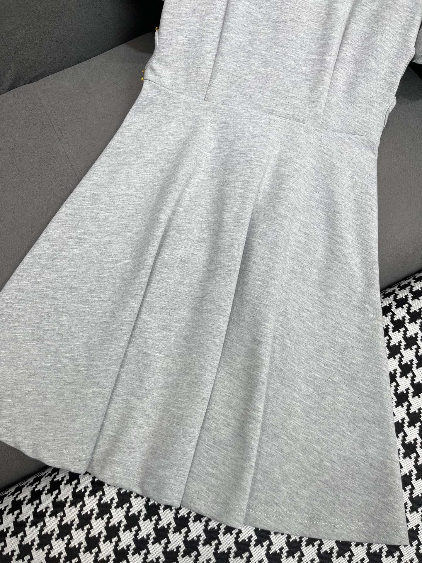 Платье Celine 2404-24ss весна/лето с рваным дизайном, омолаживающее и стройнящее, серое.