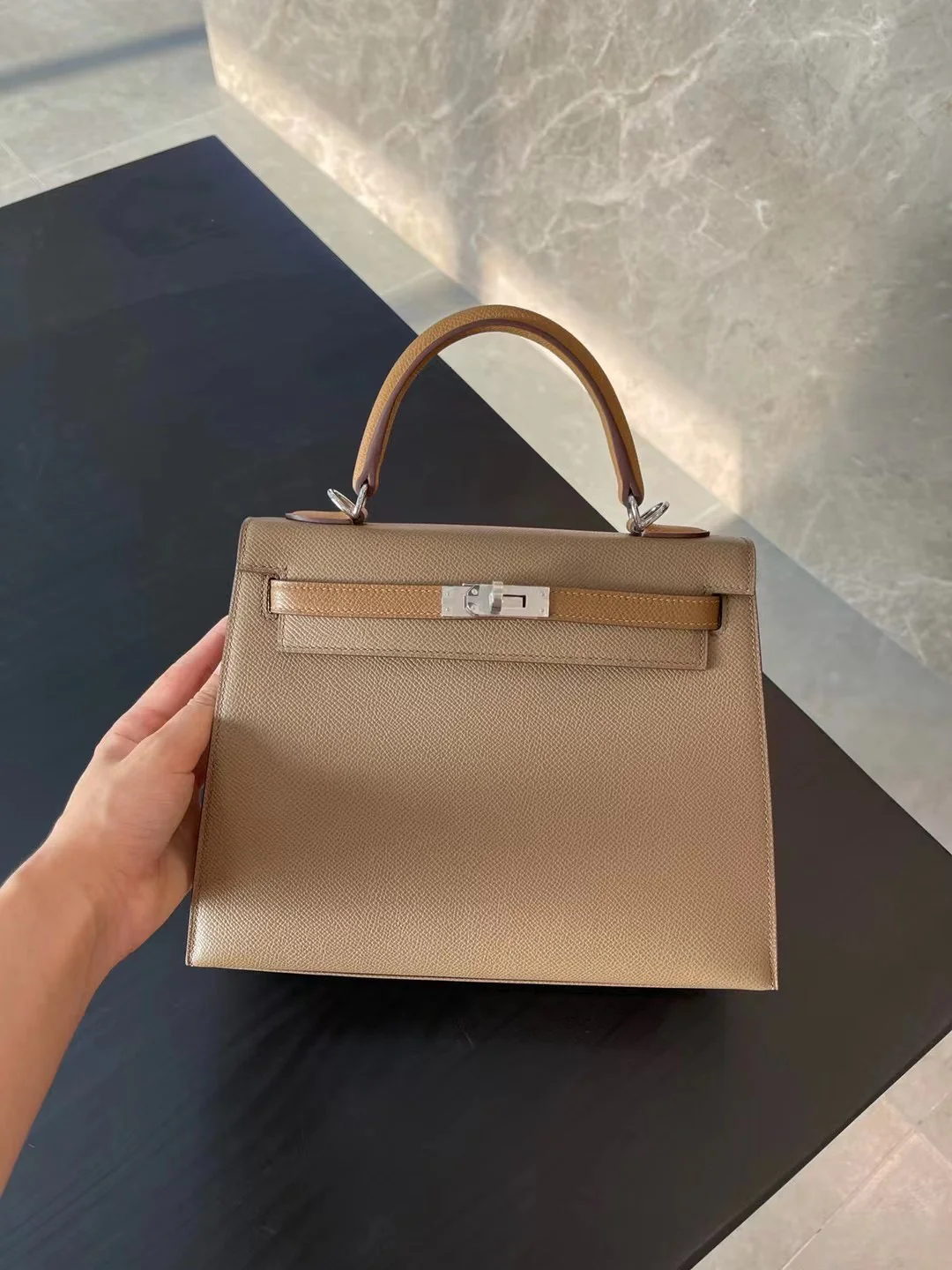 Набор Hermes Kelly 25 Limited Edition Trio — цвета ?слоновая кожа?, ?каштан? и ?печенье? — серебряная пряжка.
