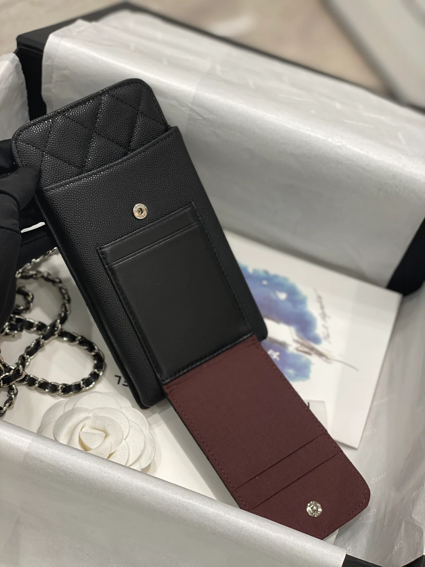 Chanel - Кожаная сумка для телефона с рисунком личи - Черная