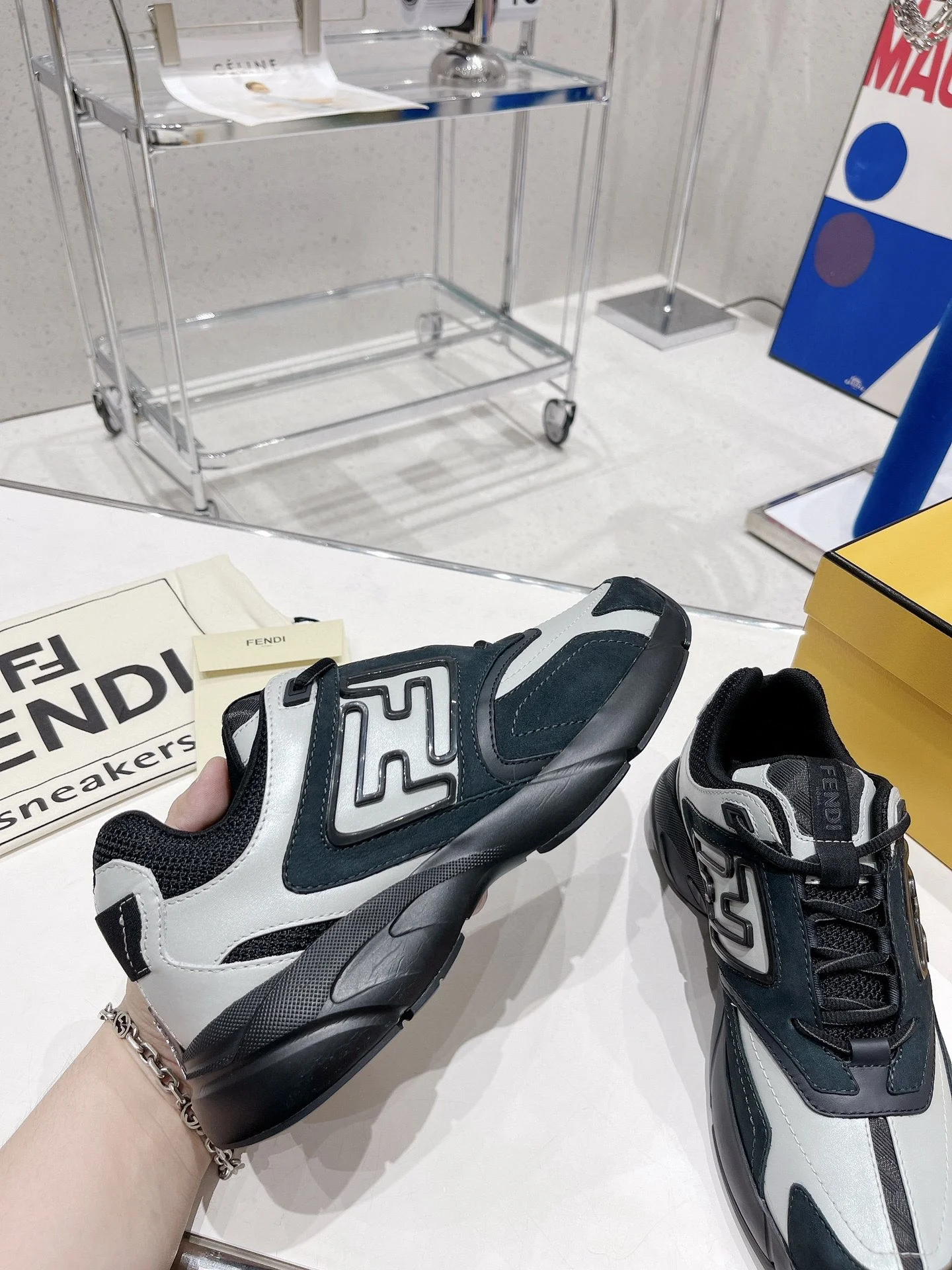 Новинки осенне-зимней коллекции Fendi 2022 — ретро-кроссовки — массивная обувь — парный стиль