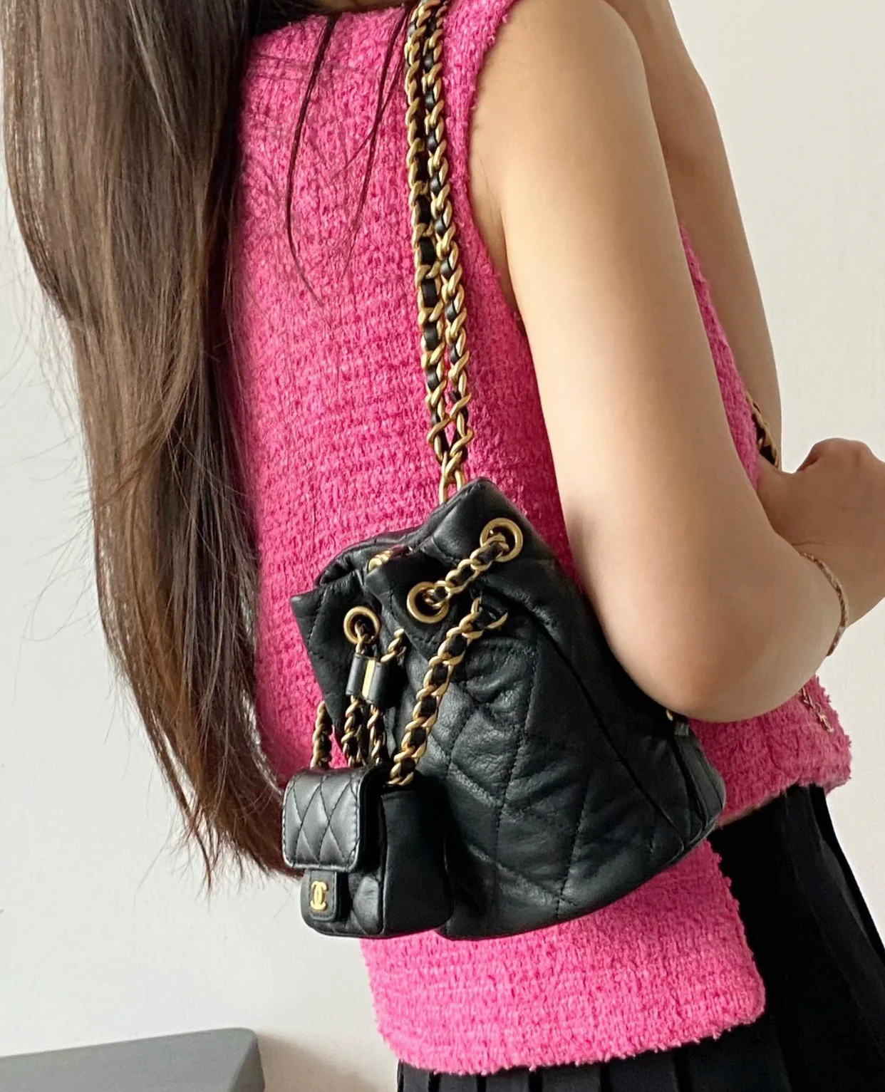 Пре-осенняя коллекция Chanel 2023 — рюкзак Métiers d'Art Letter