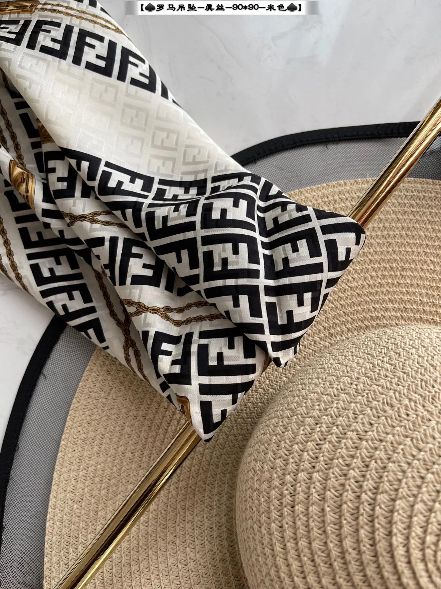 Fendi - Римский кулон с узором FF - Шелковый квадратный шарф