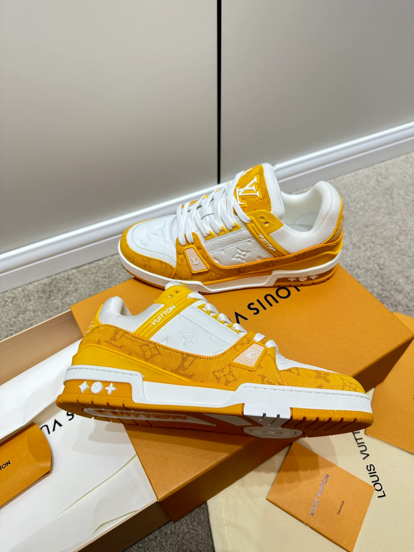 Кроссовки LV Trainer - белые и желтые