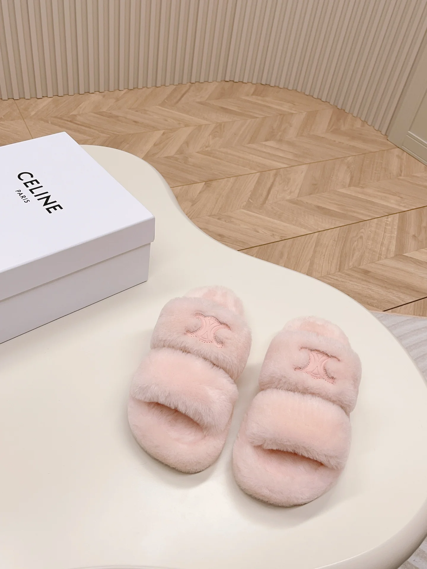 Новинка сезона осень/зима 2023 от Celine - Меховые тапочки - Розовые