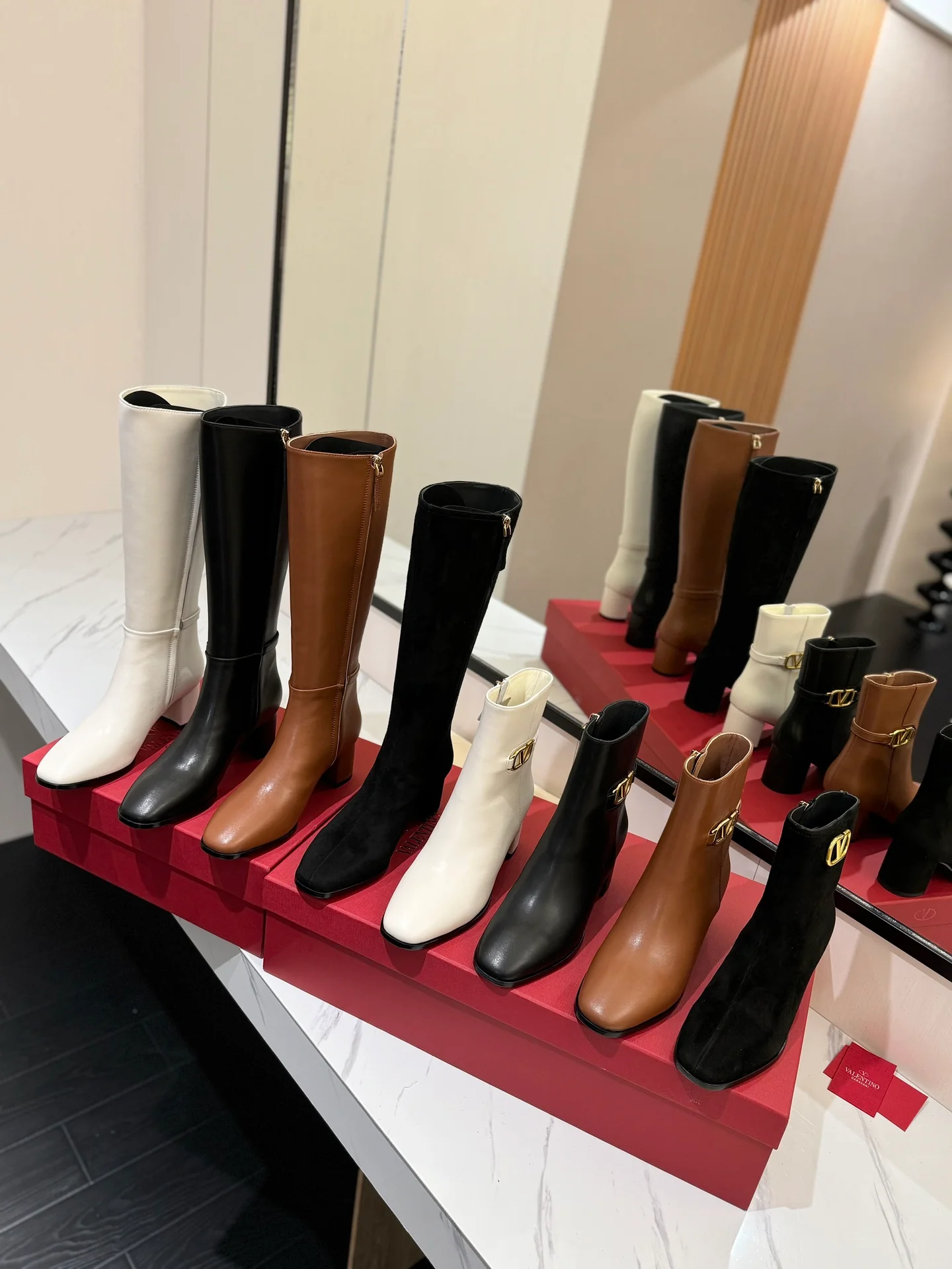 Valentino 2024 - Ботинки для верховой езды с логотипом V на внешней стороне - Изображение коллекции