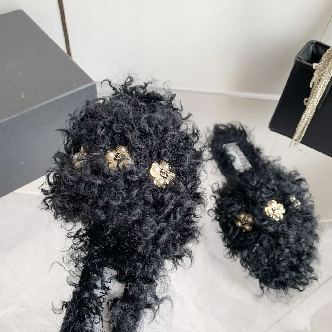 Новинка сезона осень/зима 2023 от Chanel - тапочки из овечьей шерсти