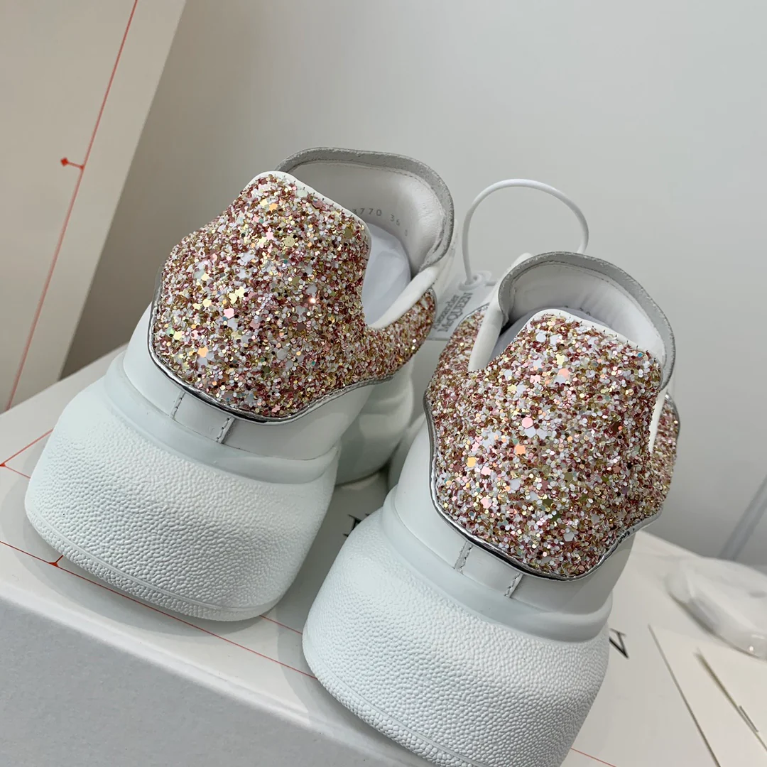 Белые кроссовки McQueen - ярко-розовые