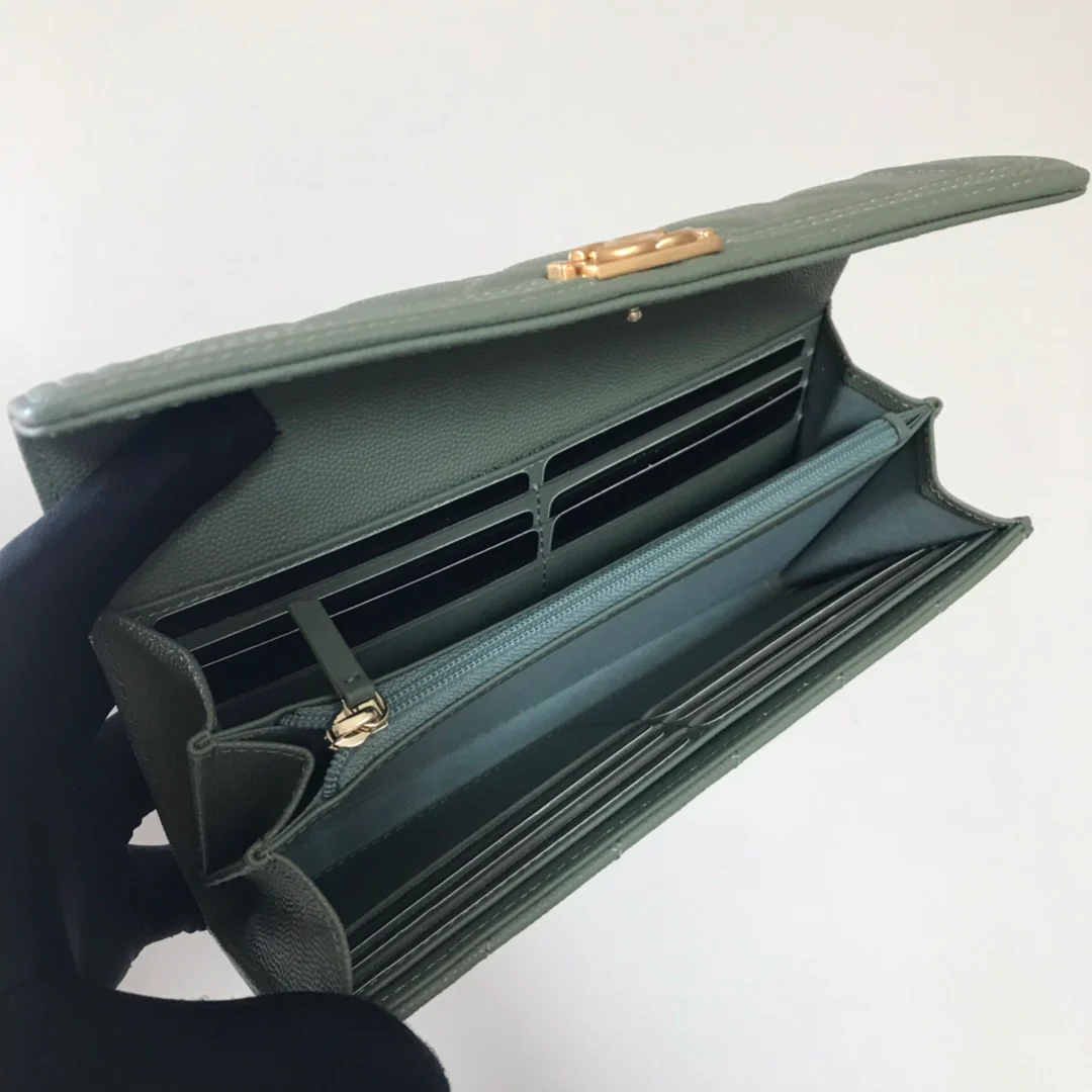 Кошелек-книжка Chanel Le Boy — зеленая кожа цвета личи с золотой пряжкой