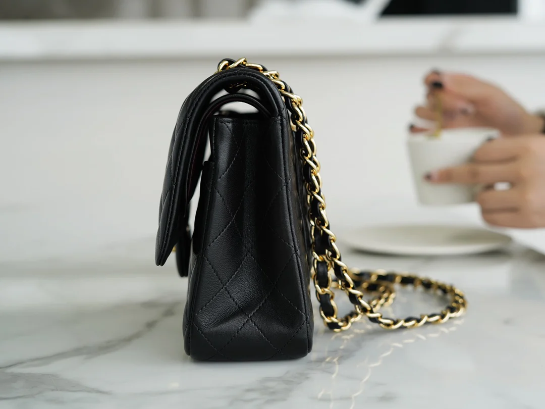 Сумка Chanel CF Medium - 25 см - из черной овечьей кожи с золотой пряжкой - CF25